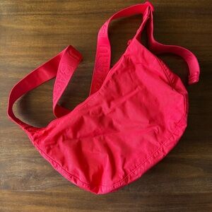Red Baggu Medium Crescent